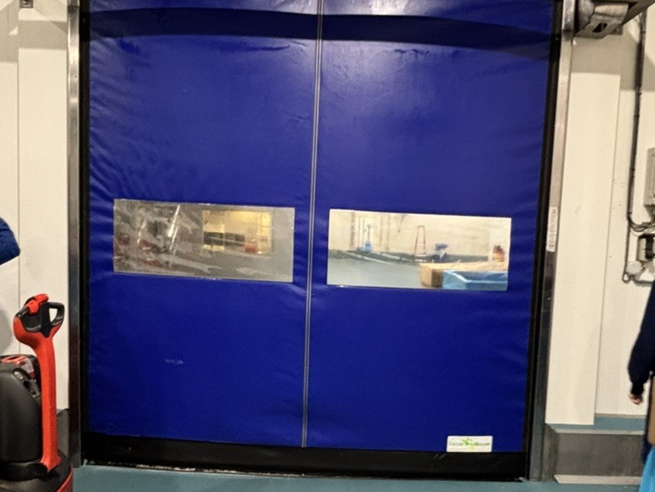 Automatische industriële toegangsdeur bij magazijn of bedrijfsgebouw