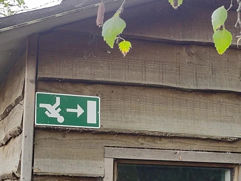 Vluchtweg aanduiding voor noodverlichting bij gebouw