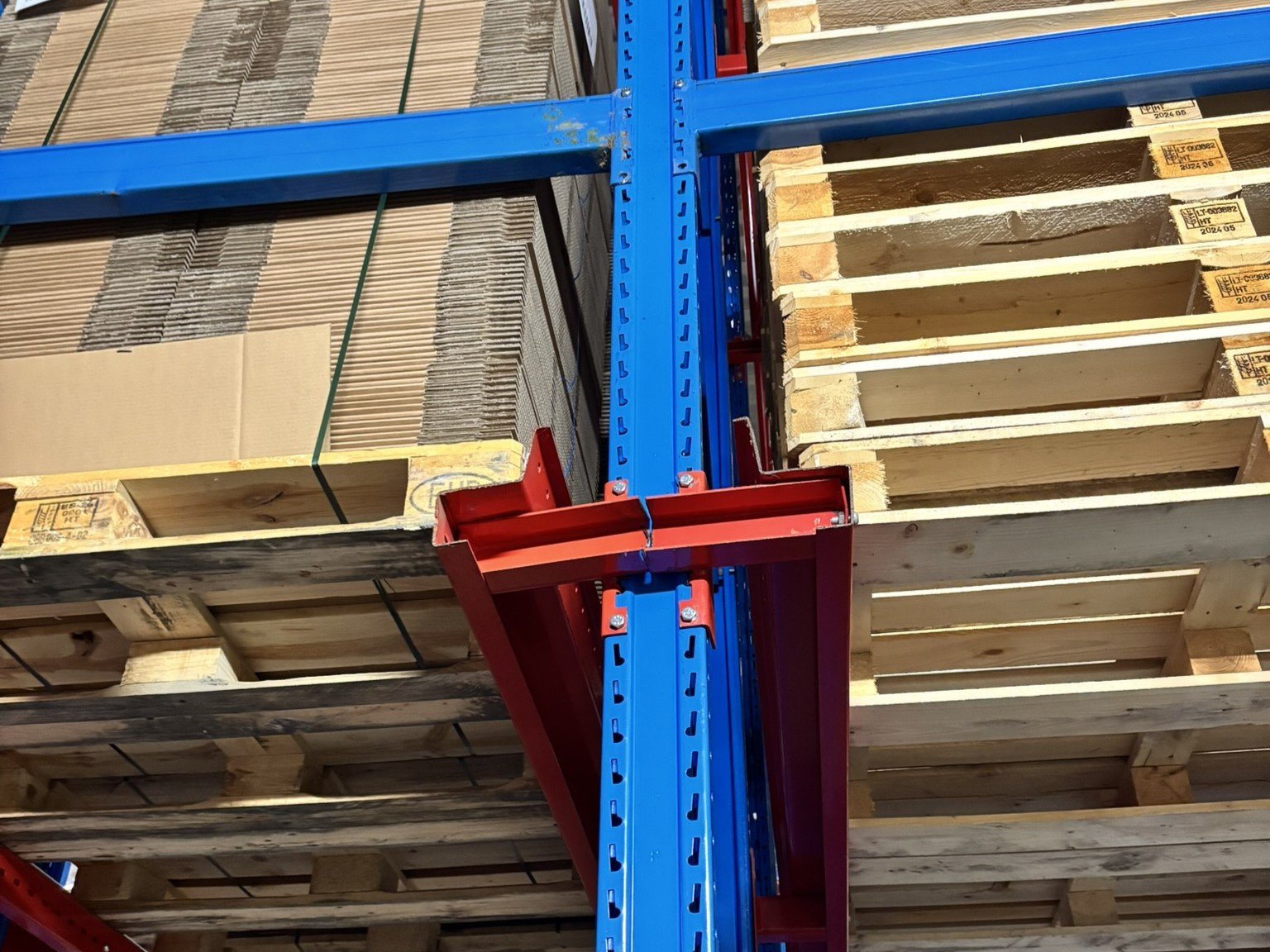 Magazijnstellingen in opslaghal met aandacht voor veiligheid en inspectie