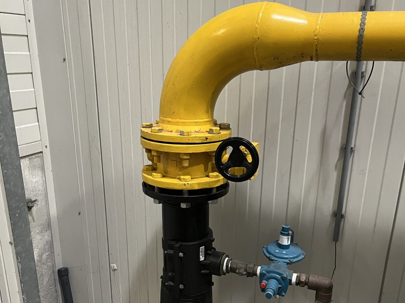 Gasleiding en afsluiter bij brandstofleiding voor gasinstallatie