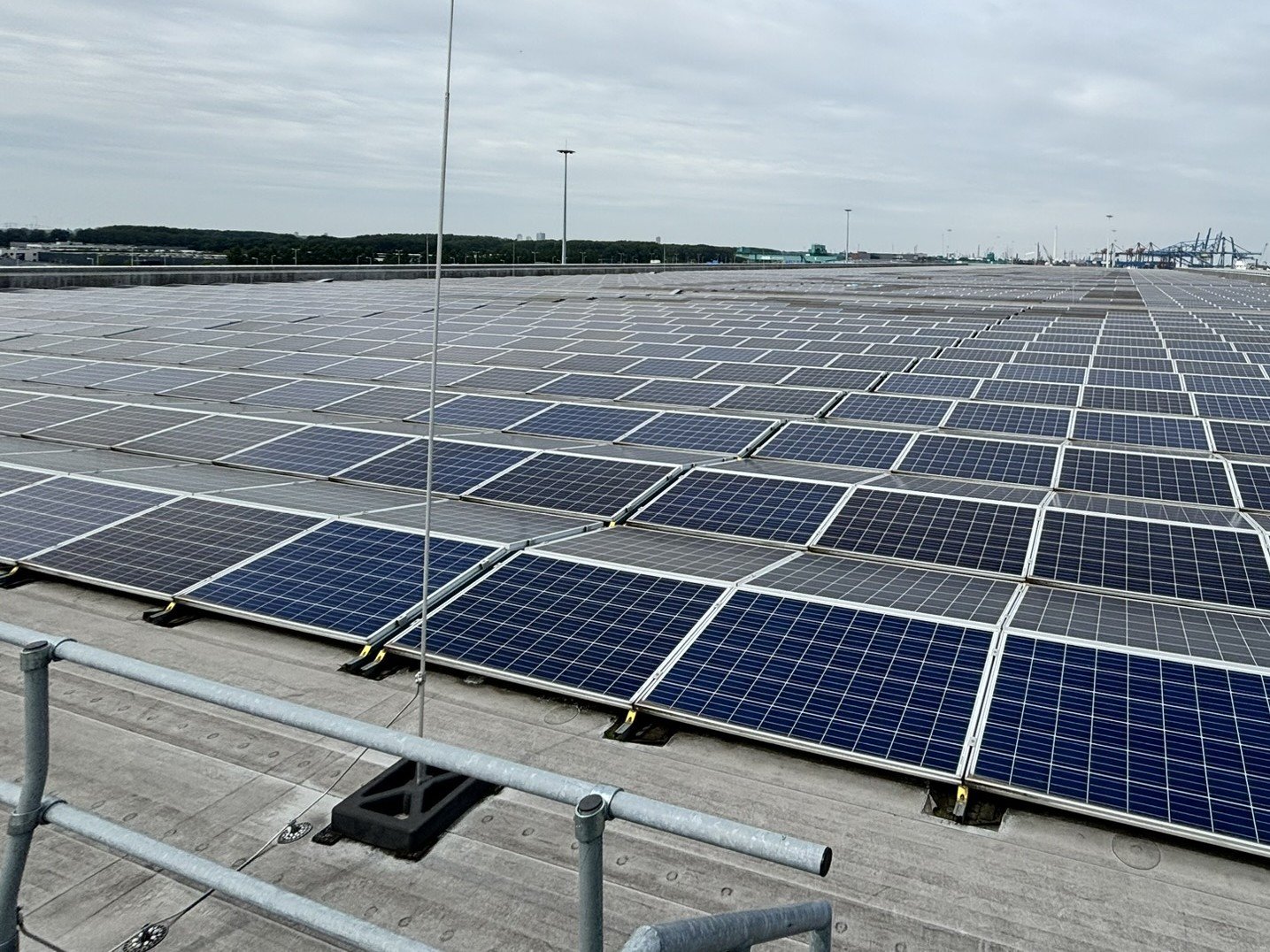 Zonnepaneleninstallatie op dak met aandacht voor aarding volgens SCIOS Scope 12