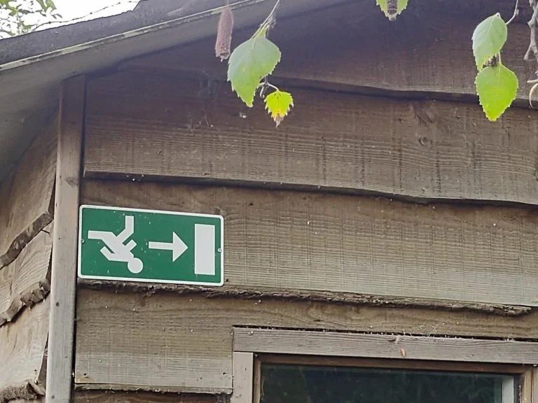 Vluchtweg aanduiding voor noodverlichting bij gebouw